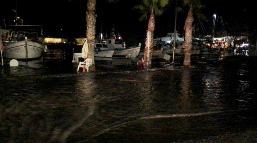 Μίνι τσουνάμι στην Κώ: Βάρκες βγήκαν στην στεριά (φωτό)