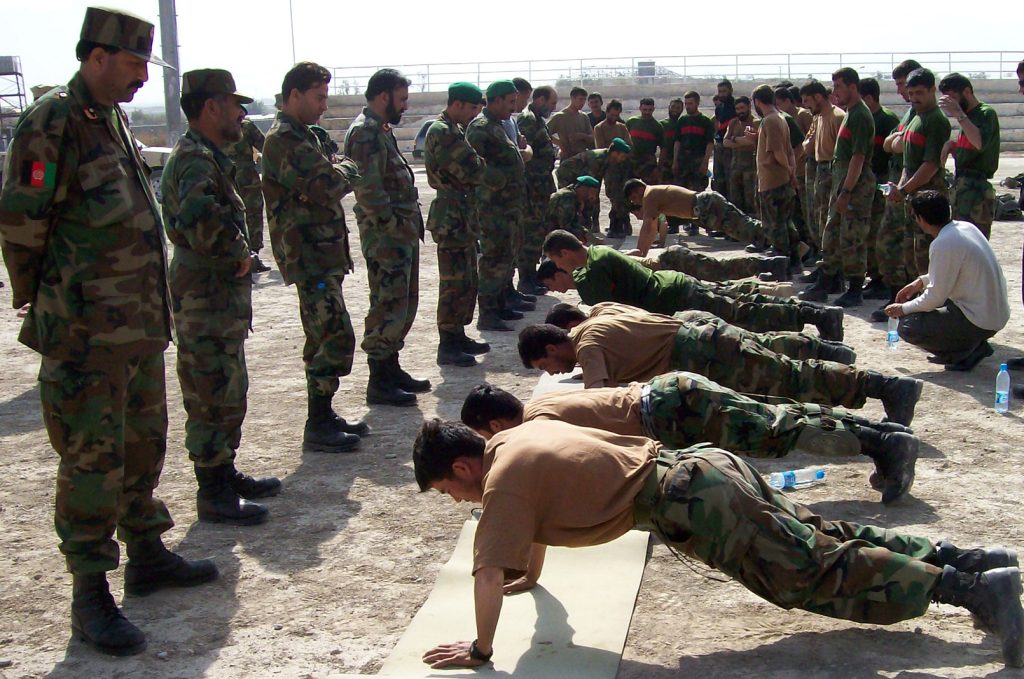 Η στρατιωτική πειθαρχία στα … καλύτερά της: Εκπαίδευση Αφγανικών ΕΔ από Αμερικανούς (βίντεο)