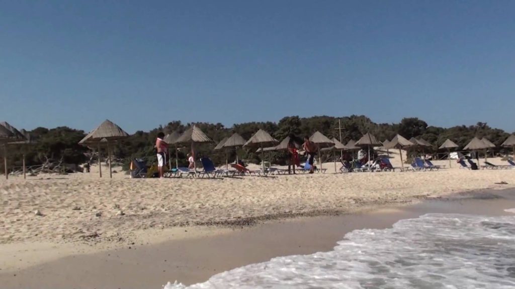 Κρητή: Ξηλώνουν καντίνες από το νησί Χρυσή (φωτό)