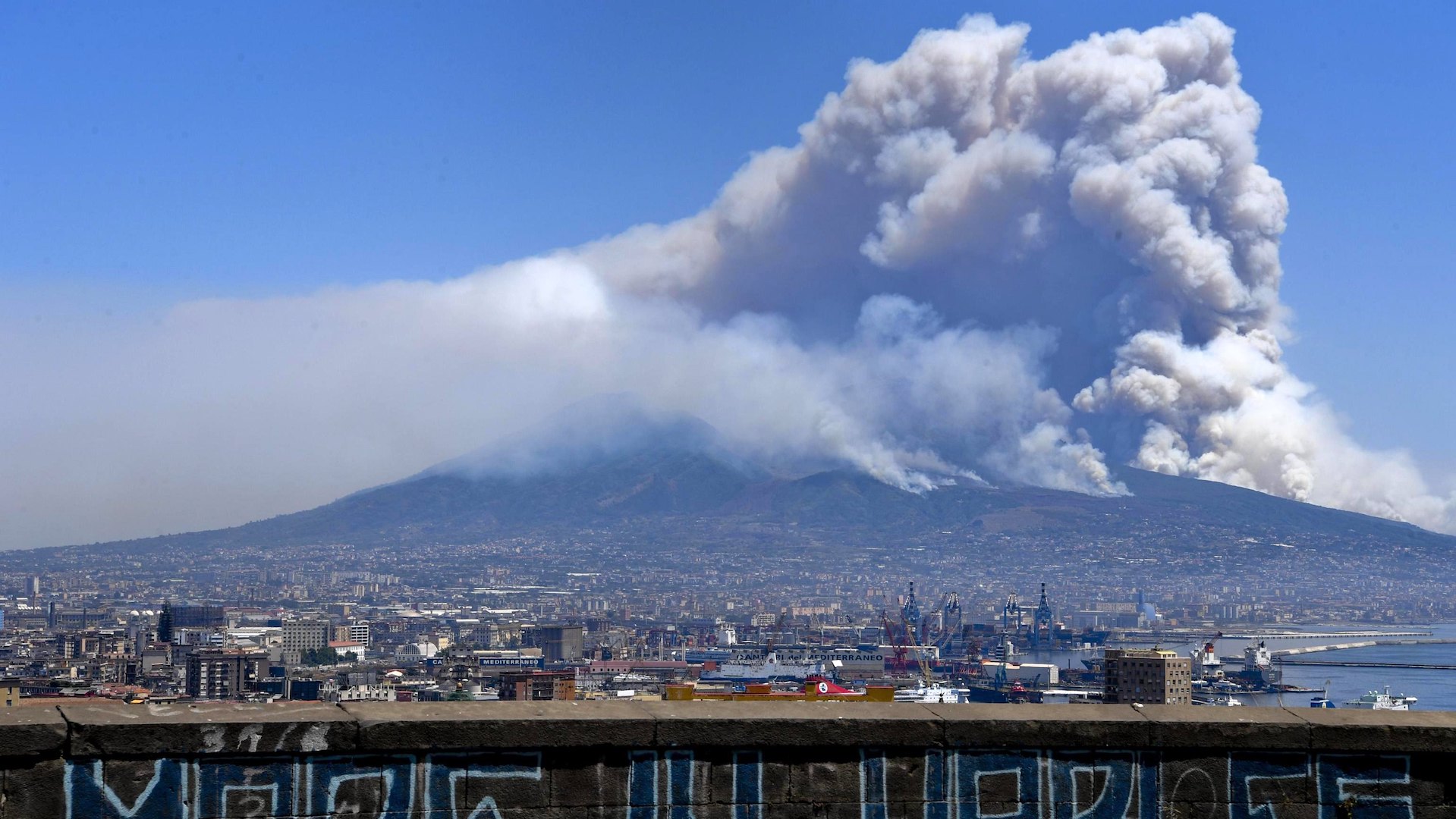 Ιταλία: Πως συσχετίζεται η μαφία με τις πυρκαγιές στον Βεζούβιο;