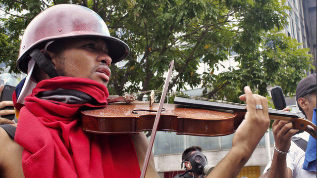 Ο μουσικός των διαδηλώσεων στη Βενεζουέλα τραυματίστηκε και προειδοποιεί πως θα ξαναβγεί στους δρόμους(φωτο, βίντεο)