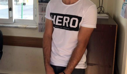Τουρκία: Οι αρχές συλλαμβάνουν όποιον φοράει μπλουζάκι με τη λέξη «ήρωας» (φωτό)