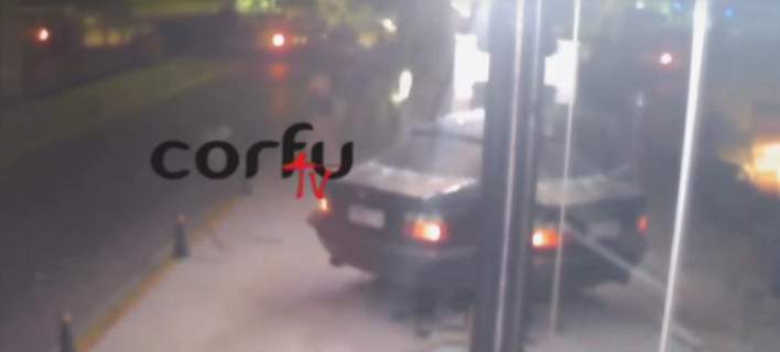 Κάμερα κατέγραψε ΙΧ να εισβάλλει σε μπαρ της Κέρκυρας- Σώθηκαν από θαύμα (βίντεο)