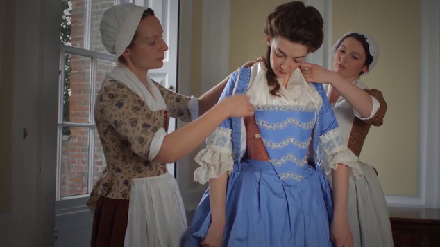 Επίπονο, πολύωρο, παραμυθένιο; Πώς κατάφερναν οι γυναίκες να ντυθούν τον 18ο αιώνα; (βίντεο)
