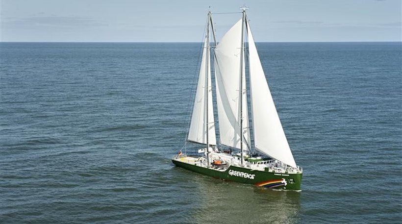 Το πλοίο-σύμβολο της Greenpeace – Έδεσε στο λιμάνι του Ηρακλείου