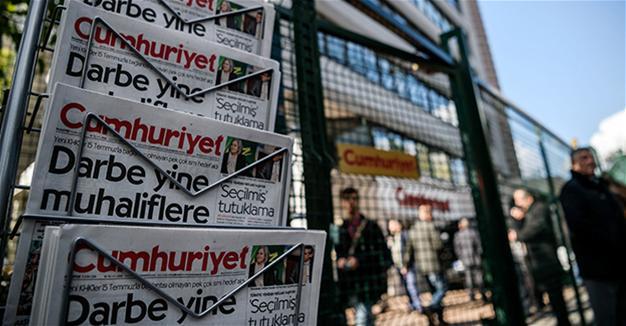 Αρχίζει η δίκη των δημοσιογράφων της Cumhuriyet -Η φίμωση του Τύπου από την κυβέρνηση Ερντογάν (βίντεο)