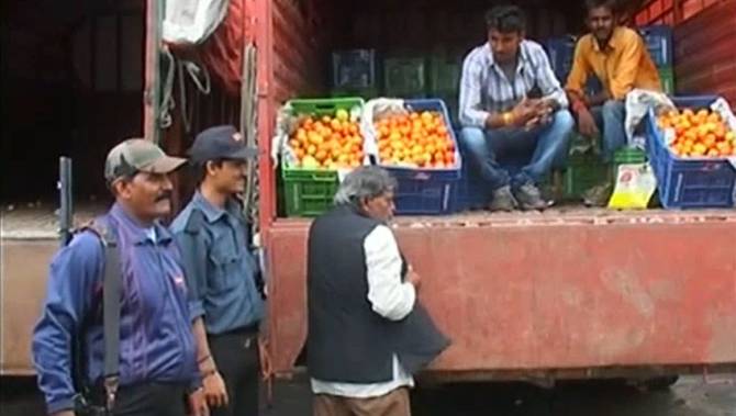Ένοπλοι φρουροί στην Ινδία προστατεύουν τις… ντομάτες! (φωτό)