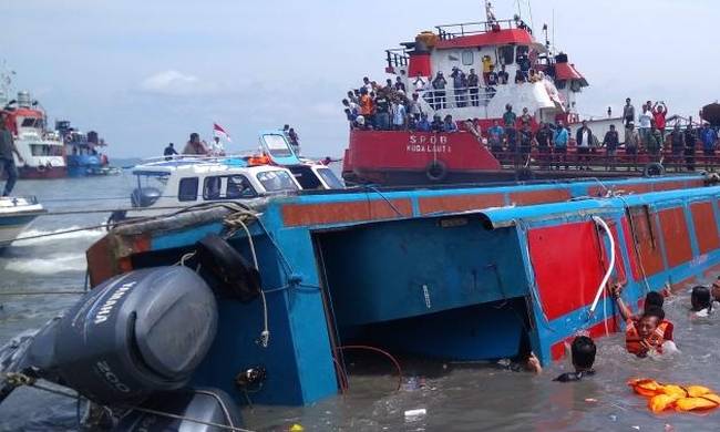 Βόρνεο: Τραγωδία με τουριστικό πλοίο – Δεκάδες νεκροί (φωτό)