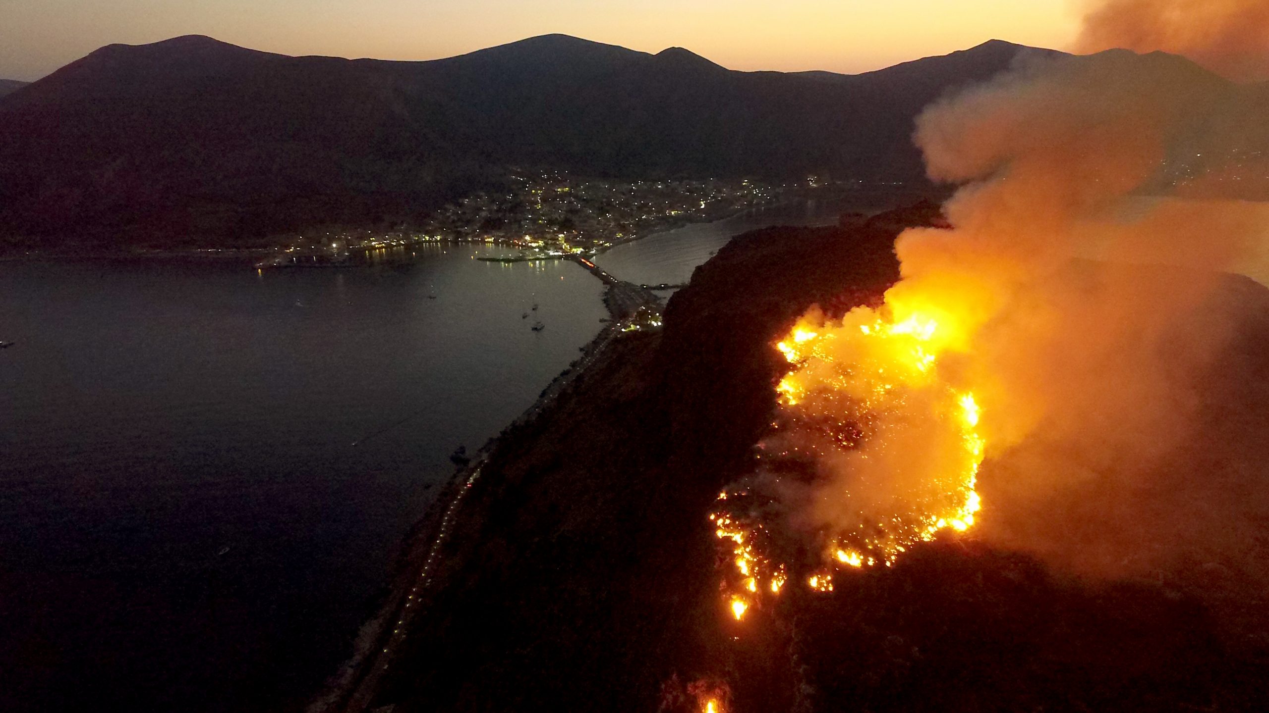 Κορσική και Σαν Τροπέ έχουν παραδοθεί στις φλόγες: Ζητάνε βοήθεια από την Ε.Ε (φωτό, βίντεο)