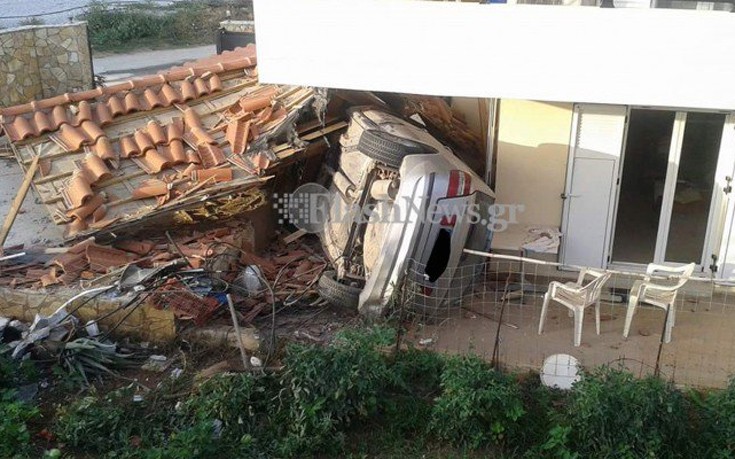 Κρήτη: Auτοκίνητο έχασε τον έλεγχο από την γέφυρα και «βούτηξε» σε πέργκολα κατοικίας  (φωτό)
