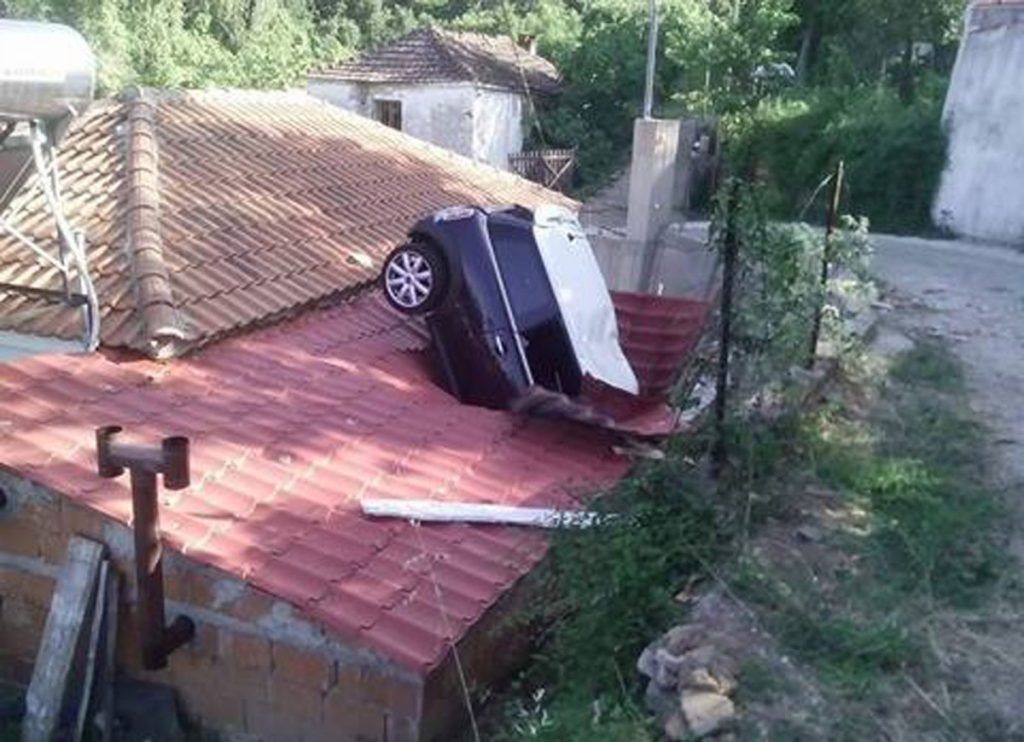 Χανιά: Ένα αμάξι προσγειώθηκε σε πέργκολα ενός σπιτιού (φωτό)