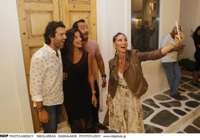 Συναντήθηκαν στη Μύκονο τα δύο ελληνικά ζευγάρια με τις περισσότερες… selfies! (φωτό)