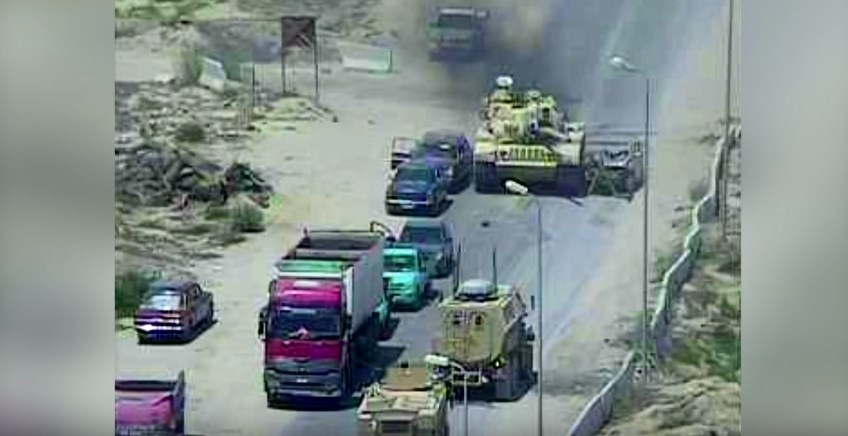 Αιγυπτιακό άρμα μάχης «ισοπεδώνει» αυτοκίνητο παγιδευμένο με βόμβα! (βίντεο)