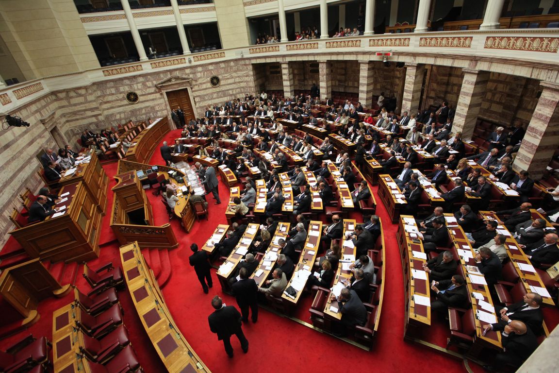 Βουλή: Ψηφίστηκε κατά πλειοψηφία το πολυνομοσχέδιο για τους ΟΤΑ