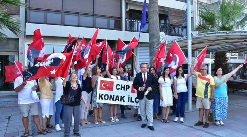 Τούρκοι εθνικιστές συγκεντρώθηκαν στο ελληνικό προξενείο της Σμύρνης – Φώναζαν συνθήματα κατά της Ελλάδας