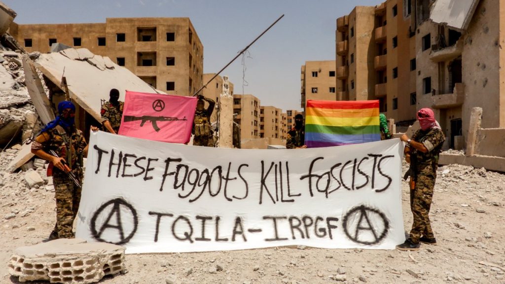 Συρία: Ομάδα αναρχικών ομοφυλόφιλων κατά τζιχαντιστών στην Ράκα! – Τι γράφουν στο πανό τους (φωτό, βίντεο)