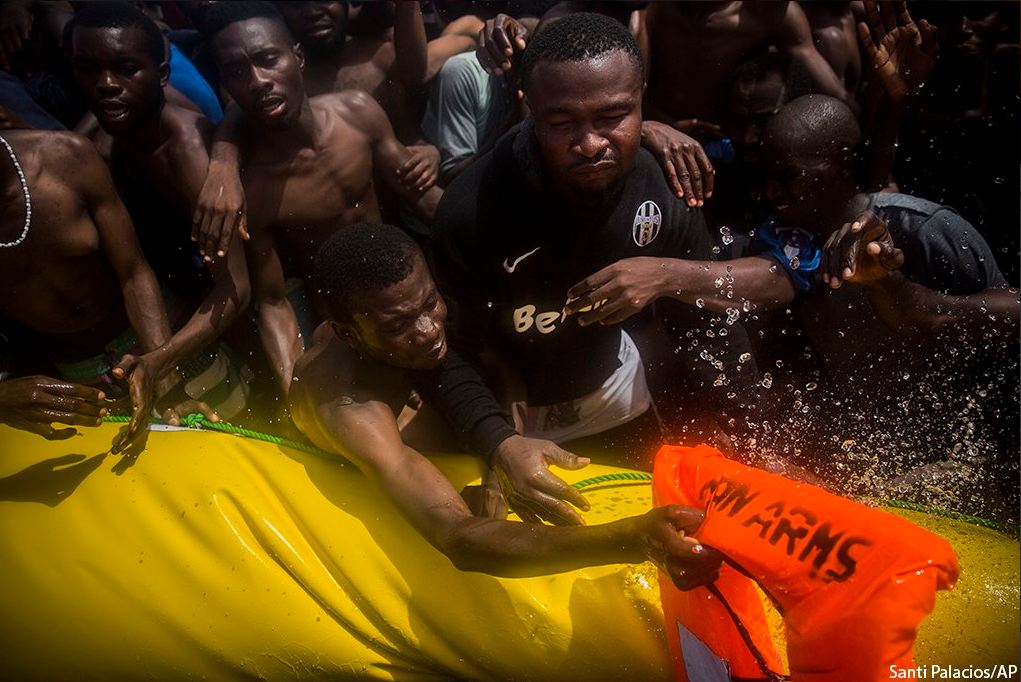 Τραγικές εικόνες στη Μεσόγειο: «Ετοιμοθάνατοι» οι μετανάστες μέσα σε φουσκωτή βάρκα (φωτό)