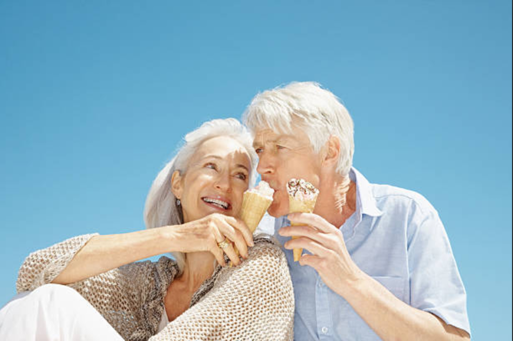Αγάπη που αντέχει στον χρόνο: Ηλικιωμένος ταΐζει παγωτό τη γυναίκα του (φωτό)