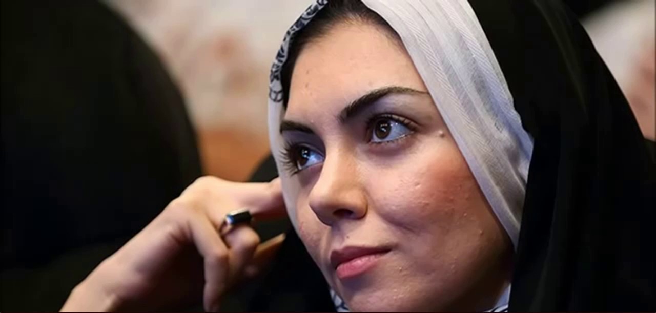 Ιράν: Σκάνδαλο «μεγατόνων» με γνωστή συντηρητική παρουσιάστρια – Χωρίς χιτζάμπ πίνοντας μπύρες στην Ελβετία (φωτό)
