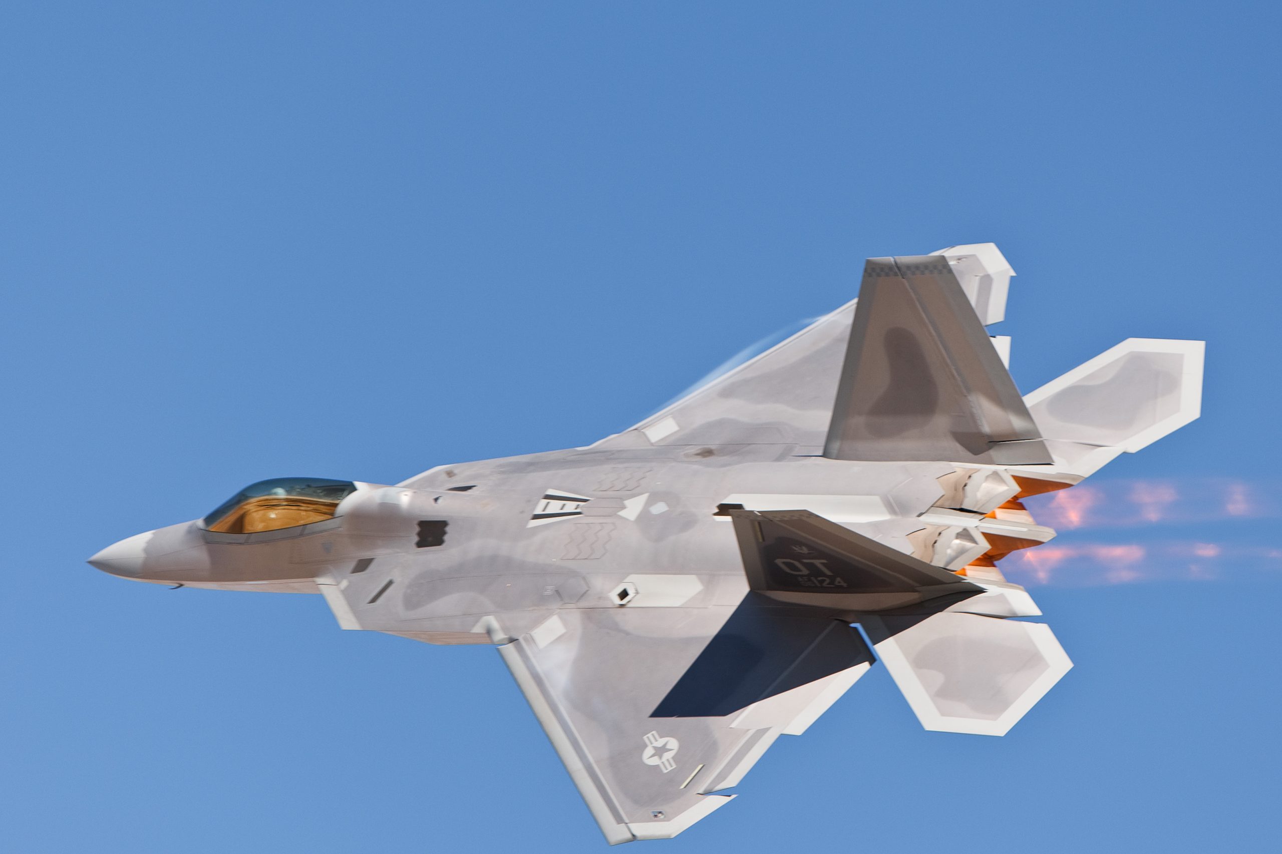 F-22 Raptor: Το «πιο φονικό πολεμικό αεροσκάφος στον πλανήτη» (βίντεο)