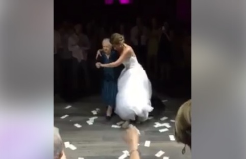Βίντεο: Γιαγιά 98 ετών χορεύει το καλύτερο ζεϊμπέκικο στο γάμο της εγγονής της