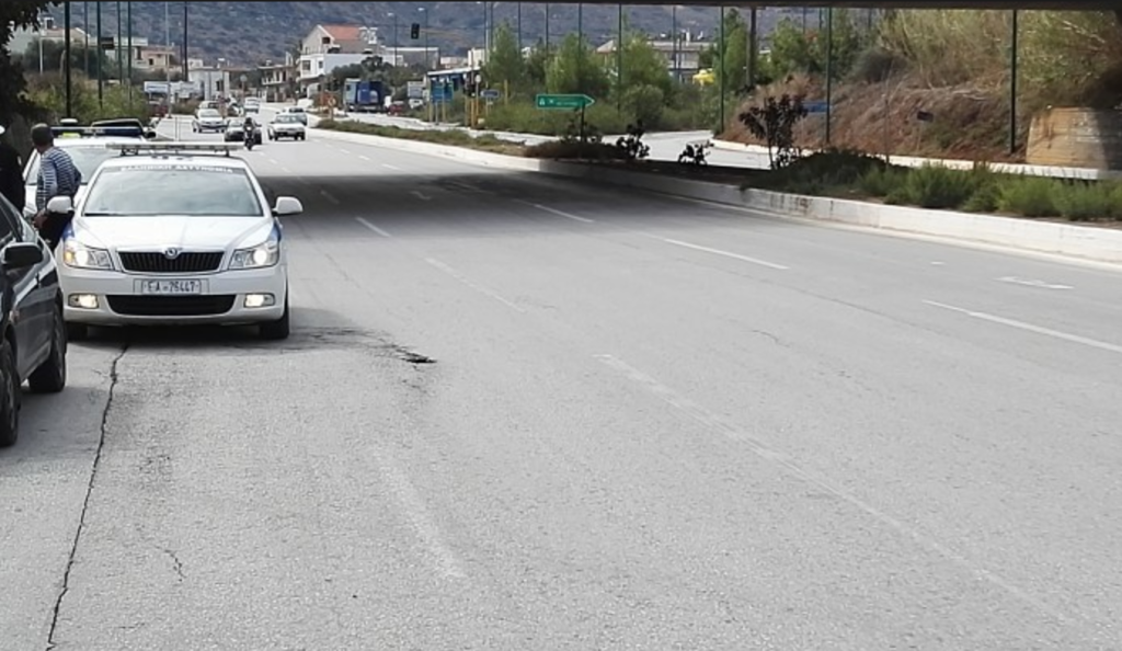 Βίντεο: Αυτοκίνητο χτυπά άντρα ενώ εκείνος τρέχει να το αποφύγει