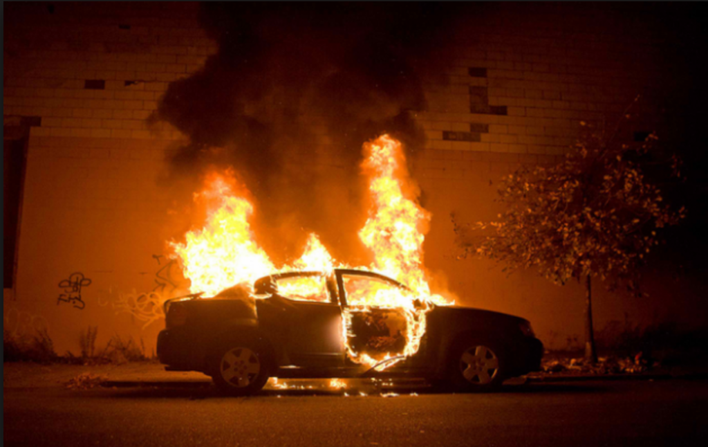 Σε φλόγες τυλίχτηκε αυτοκίνητο στο κέντρο της Νέας Μηχανιώνας