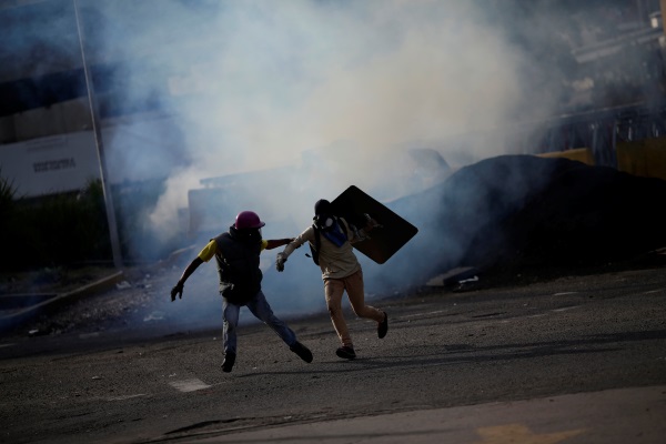 Εικόνες που θυμίζουν πόλεμο  στη Βενεζουέλα- Αυξάνονται τα θύματα από τις συγκρούσεις και τα επισόδια (φωτό)