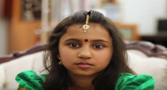 Ινδία: Κορίτσι διαβάζει με τα μάτια κλειστά – Το «τρίτο» της μάτι κάνει όλη τη δουλειά (βίντεο)