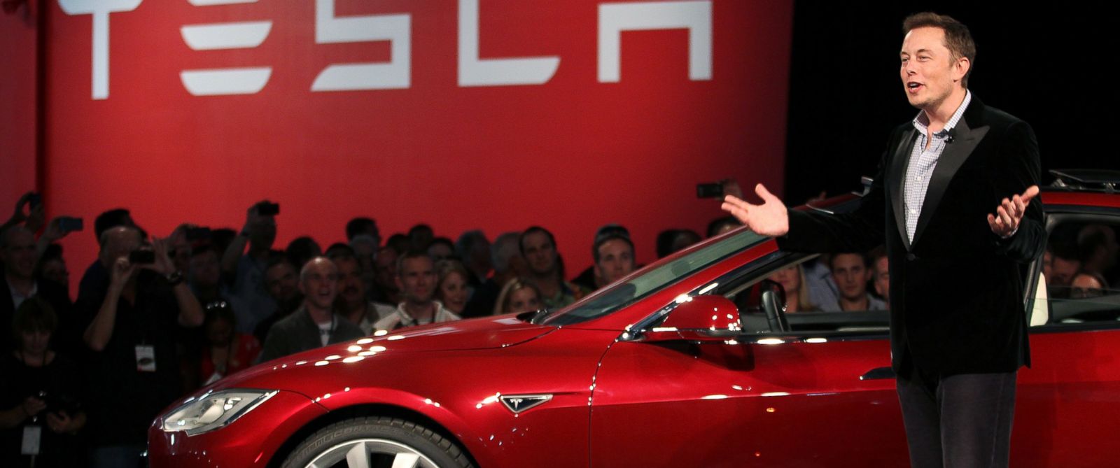 Βίντεο: Ο πολυεκατομμυριούχος Έλον Μασκ παρουσιάζει το νέο αυτοκίνητο της Tesla