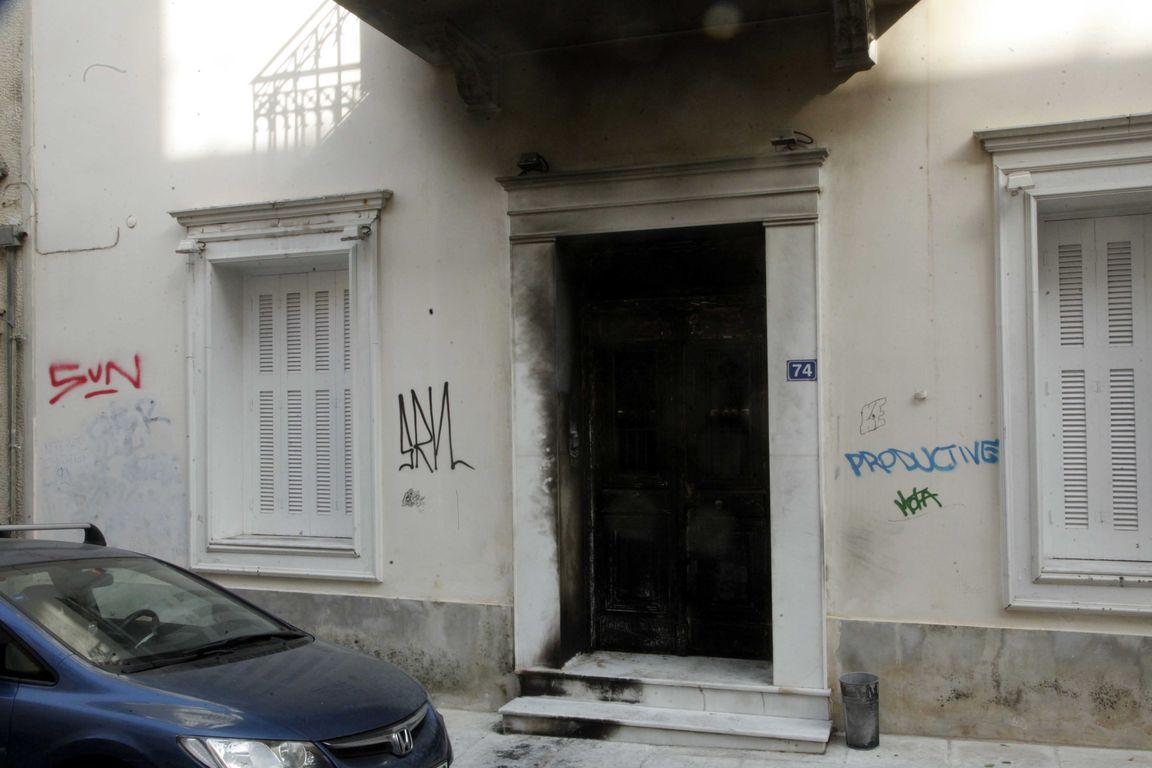 ΕΚΤΑΚΤΟ: Επίθεση αγνώστων με μολότοφ στο σπίτι του Αλ. Φλαμπουράρη στα Εξάρχεια για 8η φορά (upd)