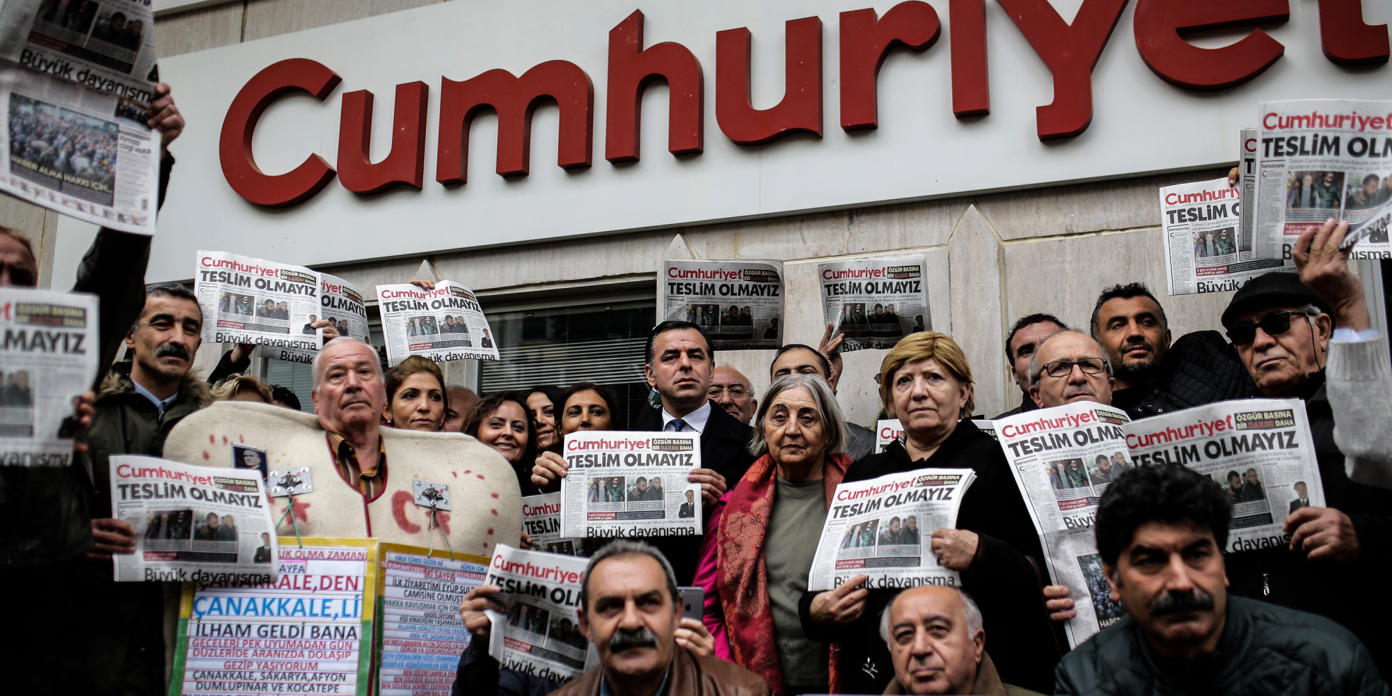 Τουρκία: Ελεύθεροι με περιοριστικούς όρους επτά δημοσιογράφοι της Cumhuriyet λόγω… γενικής «κατακραυγής»