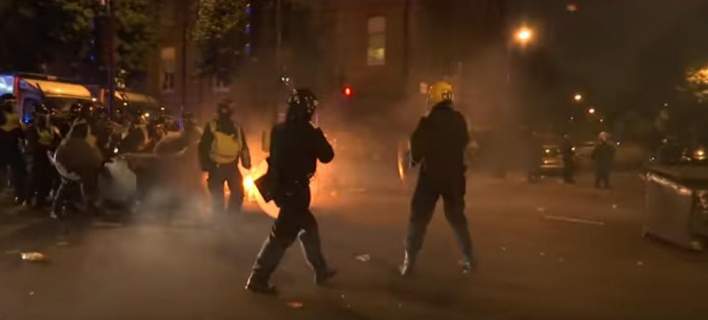 Λονδίνο: Eπεισόδια αργά την νύχτα για θάνατο νεαρού από αστυνομική βία (βίντεο)