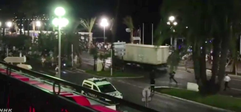 Νίκαια: Ο μυστηριώδης μοτοσικλετιστής που πήδηξε επάνω σε φορτηγό (βίντεο)