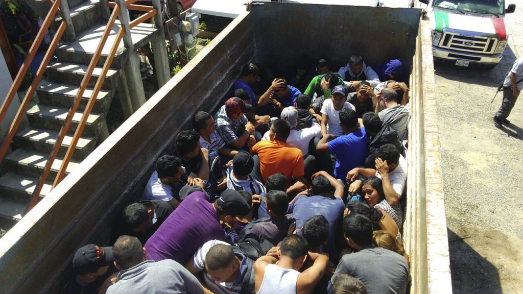 Διακινητές εγκατέλειψαν 178 μετανάστες μέσα σε νταλίκα στο Μεξικό