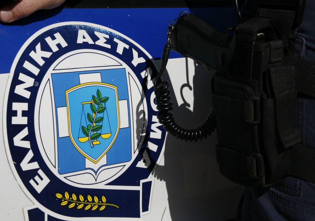 Μεσσήνη: Οι Αρχές συνέλαβαν τσιγγάνους με κοκτέιλ ναρκωτικών και κλεμμένο όπλο