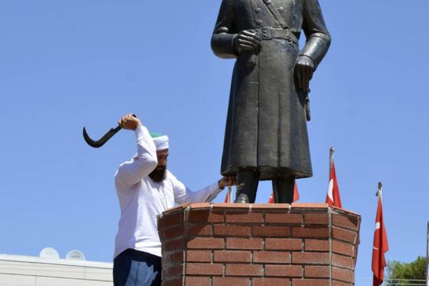 Ισλαμιστής προσπάθησε να καταστρέψει άγαλμα του Κεμάλ στην Τουρκία