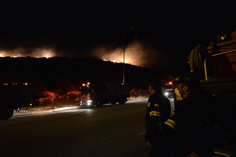 Πυρκαγιά στα Καλύβια : Έκλεισε η Αθηνών – Σουνίου –  Τρομοκρατημένοι οι κάτοικοι
