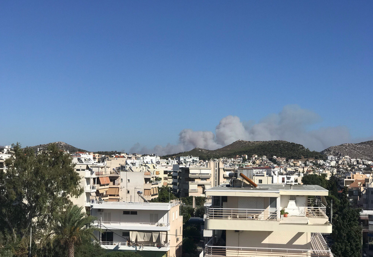 Ανατολική Αττική: Ξέσπασμα μεγάλης πυρκαγιάς σε δασική έκταση- Απειλούνται οικίες (φωτό, βίντεο) (upd2)