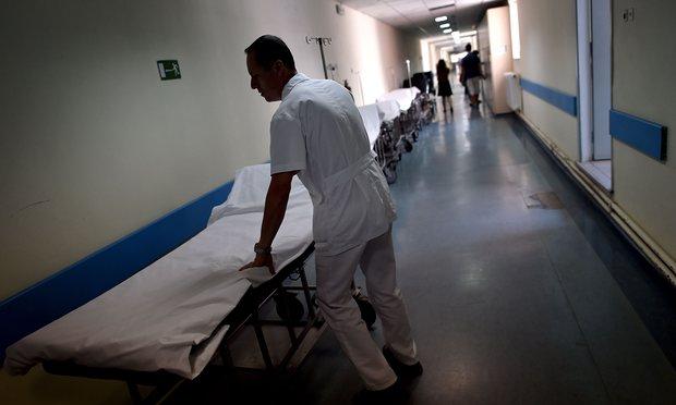 Ομοσπονδία Ενώσεων Νοσοκομειακών Γιατρών Ελλάδας: «30 ασθενείς στην αναμονή για ένα κρεβάτι ΜΕΘ»