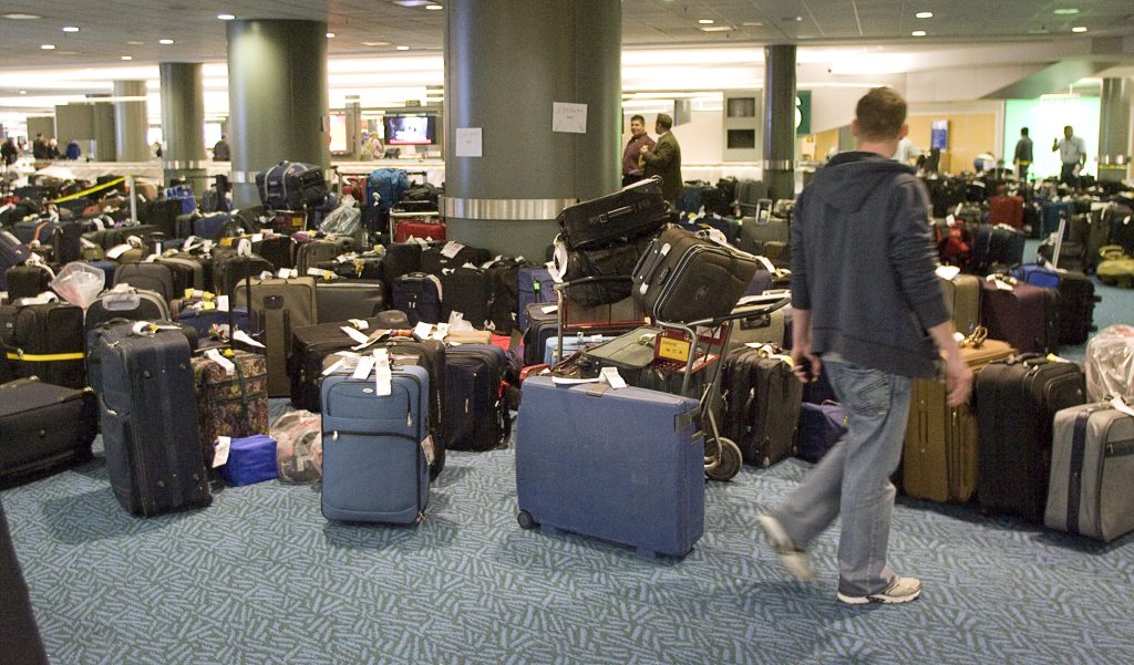 Ρώμη: Υπάλληλοι αεροδρομίου έκαναν πιο «ελαφριές» τις βαλίτσες στο τμήμα με τα «απολεσθέντα» (βίντεο)