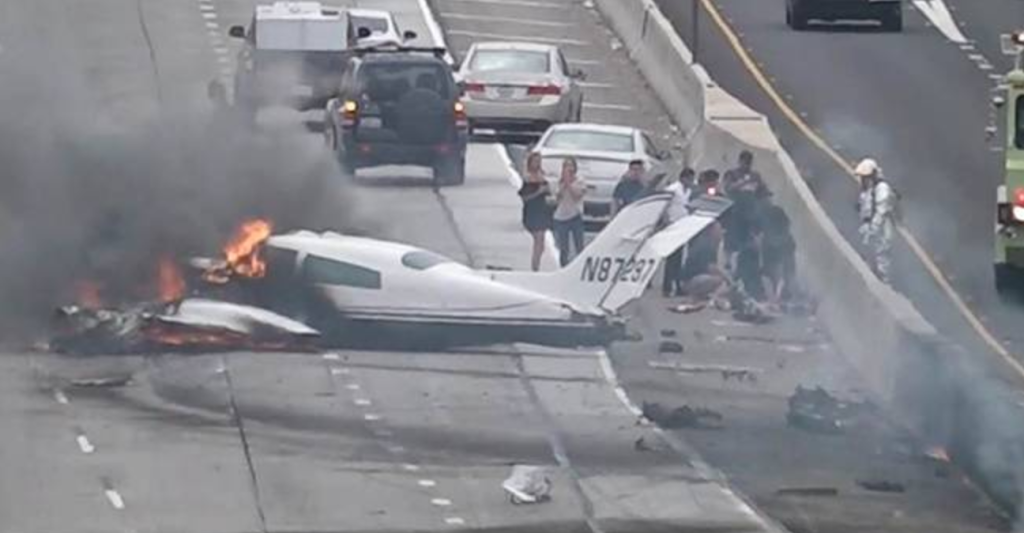 Βίντεο: Συντριβή αεροπλάνου σε αυτοκινητόδρομο στην Καλιφόρνια