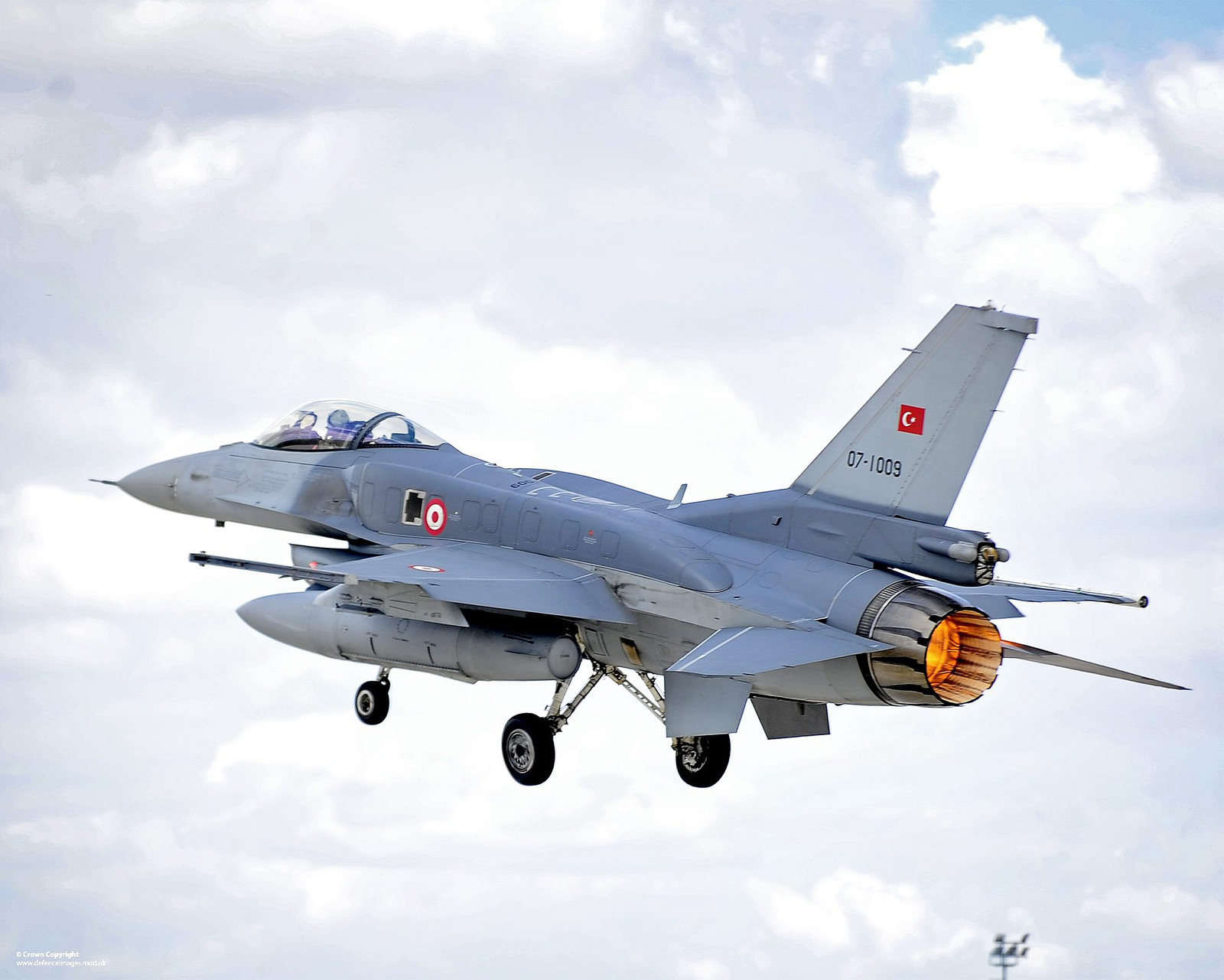 Νέα τουρκική πρόκληση: Έξι F-16 πέταξαν στο Αιγαίο – Σημείωσαν 14 παραβιάσεις