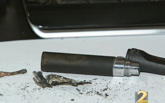 Μπαταρία ηλεκτρονικού τσιγάρου “έσκασε” και έκαψε ένα αυτοκίνητο!