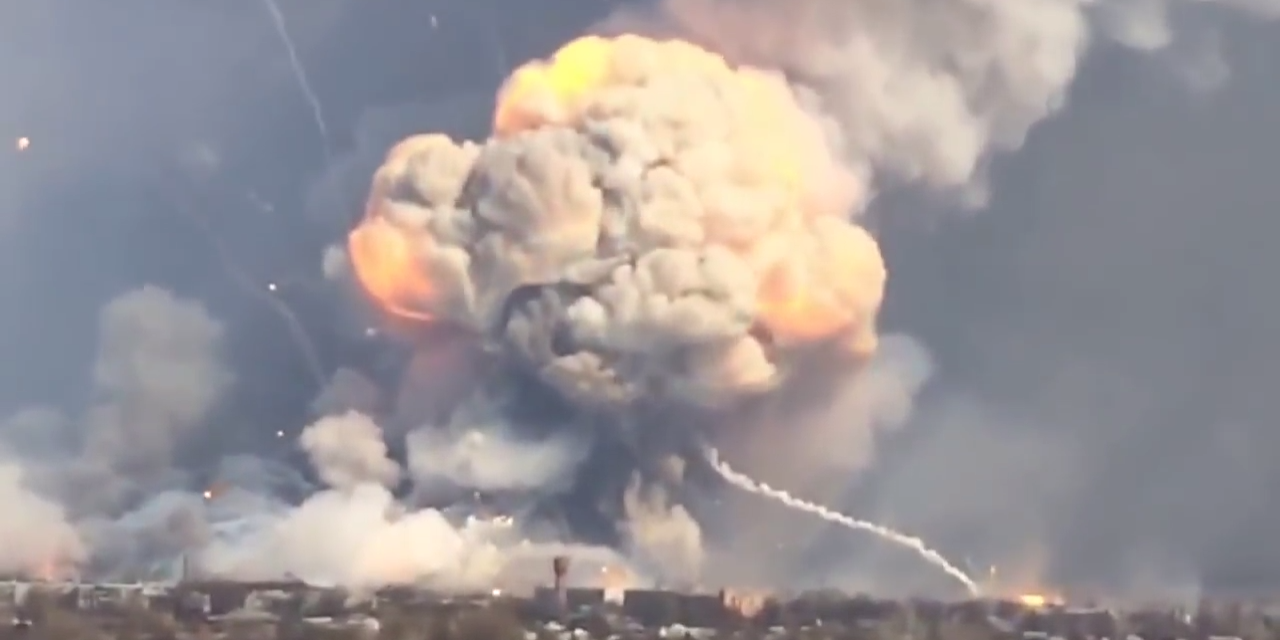 Βίντεο: Ρωσική βόμβα θερμίτη τίναξε στον «αέρα» πυρομαχικά αξίας 1 δισ.δολαρίων στην Ουκρανία!