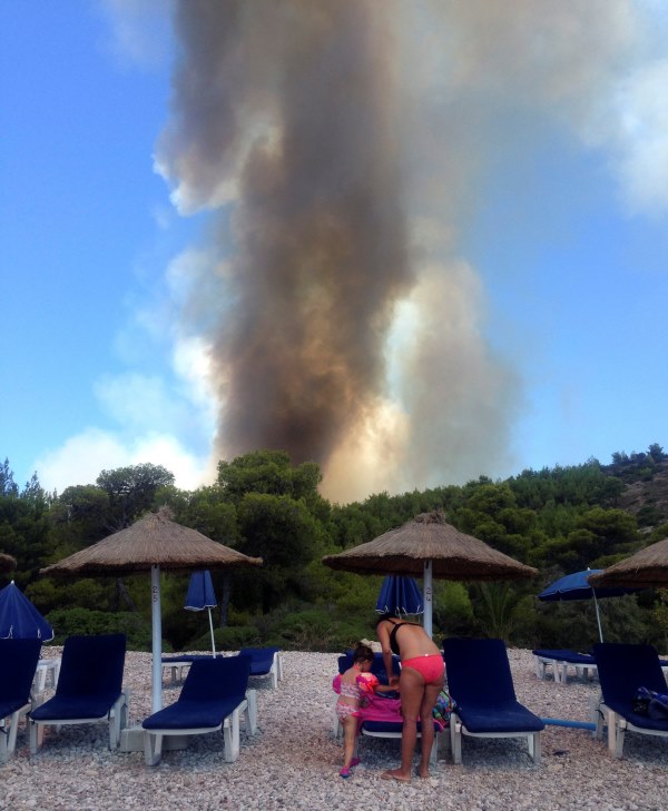 Εξαπλώνεται η πυρκαγιά στις Σπέτσες- Τι λέει ο δήμαρχος (φωτό)(upd)