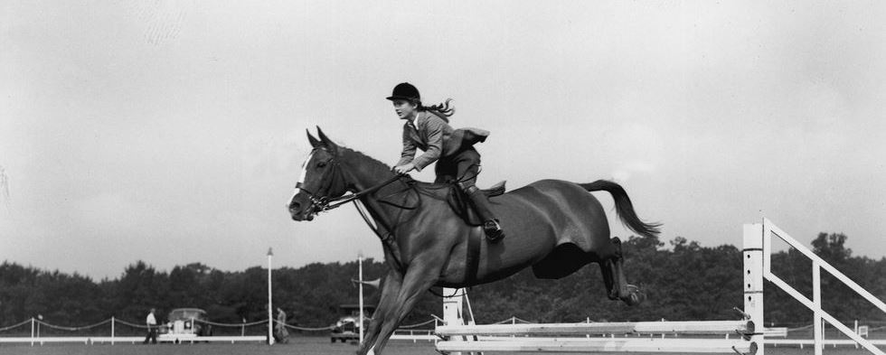 Οι πρώτες παιδικές φωτογραφίες της Τζάκι Κένεντι με τα άλογά της (φωτό)