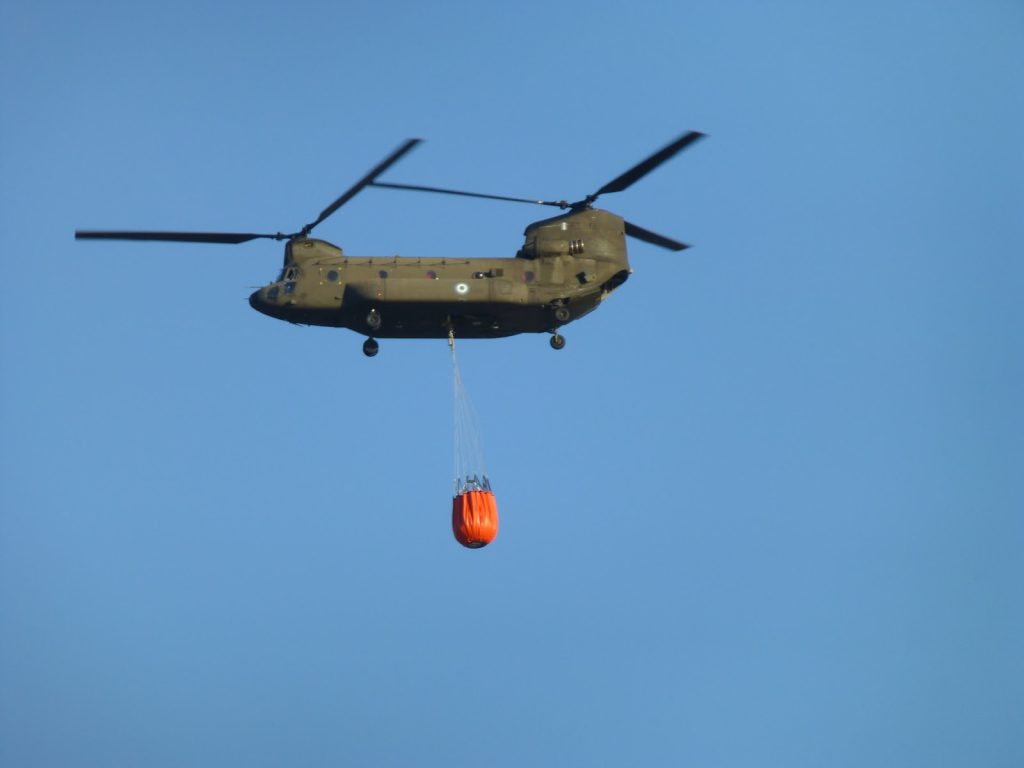Chinook της αεροπορίας στρατού στην μάχη με τις φλόγες στα Καλύβια – Δείτε τα πλάνα από το ελικόπτερο (βίντεο)