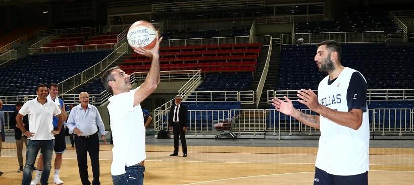 Σούταρε με την Εθνική ομάδα μπάσκετ ο Κυριάκος Μητσοτάκης (φωτό)