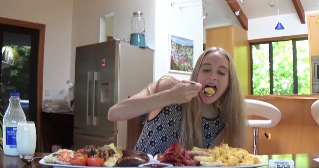 Βίντεο: Κοπέλα τρώει με μανία πρωινό 10.000 θερμίδων